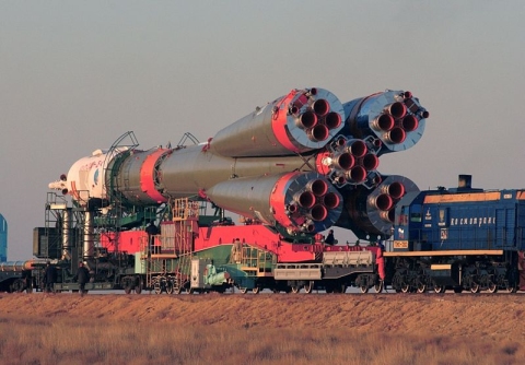 Soyuz_tma-3_transported_to_launch_pad.jpg